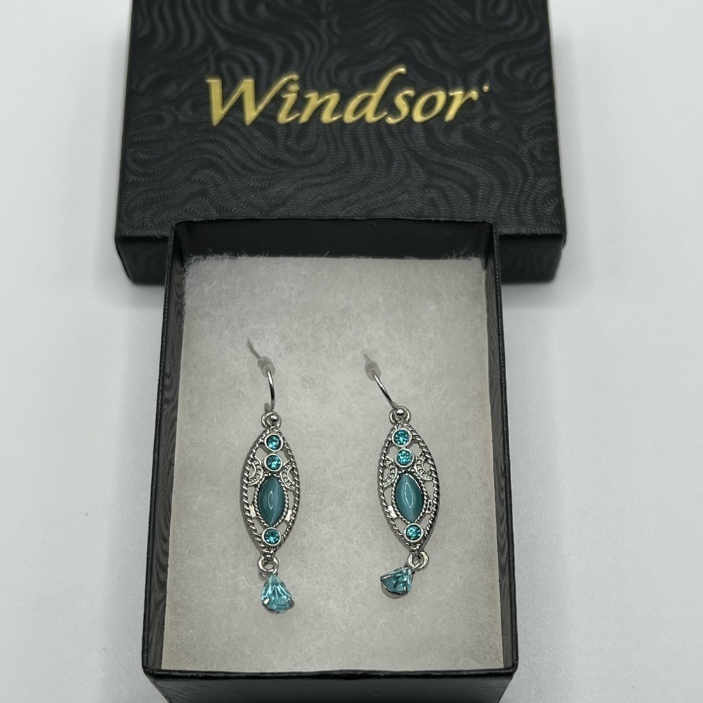 𝅺windsor Aquamarine Crystals and Silver‎ Toned Earrings Pierced Boho Chic NIB